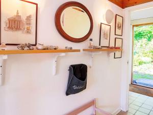ジルレジェにある6 person holiday home in Gillelejeのバスルーム(鏡、棚付)