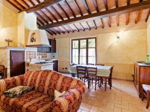 sala de estar con sofá y mesa en Holiday in true Ibiza style between hills with private pool, en Narni