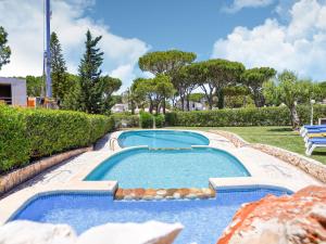 ヴィラモウラにあるWonderful villa in Vilamoura with barbecue and private swimming poolの木々や茂みのある庭のスイミングプール