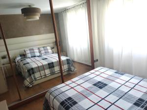 1 dormitorio con 2 camas y ventana en Amplio apartamento Marbella, en Marbella
