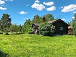 une petite maison dans un champ avec une cour verdoyante dans l'établissement 8 person holiday home in Soller n, à Sollerön