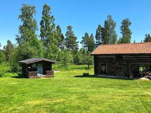 une petite cabine au milieu d'un champ vert dans l'établissement 8 person holiday home in Soller n, à Sollerön