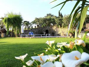 A garden outside Apartment in Modigliana with Pool & Forest Views
