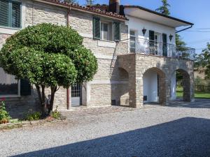 kamienny dom z drzewem przed nim w obiekcie Belvilla by OYO Apartment with swimming pool w mieście Modigliana