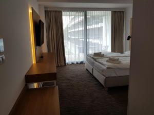 pokój hotelowy z łóżkiem i dużym oknem w obiekcie Seaside Park Resort w Kołobrzegu +11 zdjęć