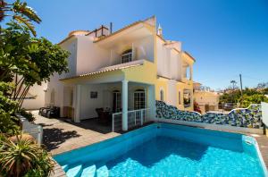 Villa con piscina frente a una casa en Albuera Villa en Albufeira