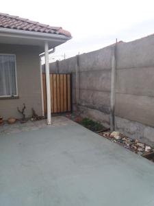 a driveway in front of a house with a fence at Casa Cómoda en La Cruz Quillota in La Cruz