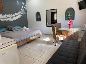 1 dormitorio con cama, mesa y comedor en Ximena Studios, en Sayulita