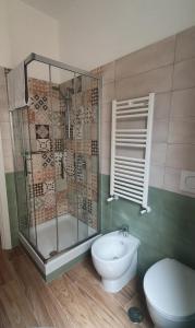 łazienka z prysznicem, toaletą i umywalką w obiekcie Casa di Rosita w Rzymie +18 zdjęć
