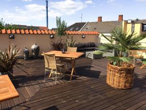 a patio with a table and chairs and plants at City Hotel Nattergalen in Odense