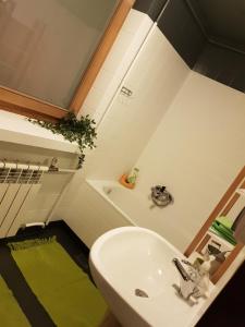 baño con lavabo blanco y alfombra verde en Willa Redykołka, en Zakopane