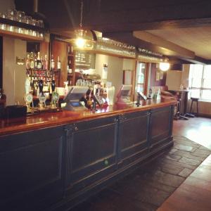 um bar num pub com um balcão de madeira em Fountain Inn by Greene King Inns em Cowes