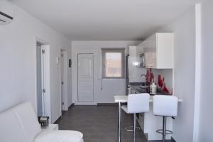 タラハレホにあるLa Marismaの白いキャビネットとテーブルと椅子のあるキッチン +40枚の写真