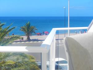 タラハレホにあるLa Marismaのビーチと海の景色を望むバルコニー