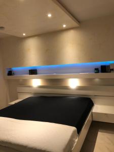ein Schlafzimmer mit einem Bett mit Beleuchtung in der Unterkunft blau Wohnung in Karlsruhe