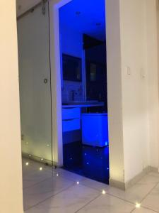 eine blaue Küche mit einer Spüle und einer Theke in der Unterkunft blau Wohnung in Karlsruhe