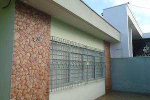 un edificio con una valla en el costado en Pousada das Orquideas de Jau, en Jaú