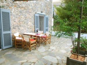 A garden outside Pine Trees and Sea View Houses in Hydra - Daphne, Chloe, Myrto, Eleni