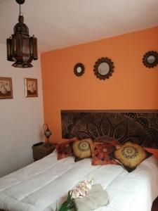 1 dormitorio con 1 cama con sábanas y almohadas blancas en H Juan en Marbella
