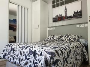 Llit o llits en una habitació de Bonito piso Metro Barrio del Pilar, Plaza Padrón