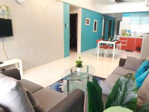 una sala de estar con un sofá y una mesa en Anis Homestay Bangi, en Bangi