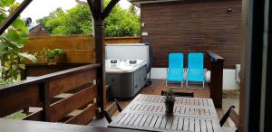 balcón con 2 sillas azules y lavamanos en Jardin D'eden, en Le Moule