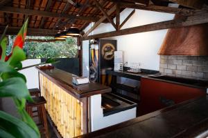 uma vista exterior de uma cozinha numa casa em Quinta dos Lemos em Araxá