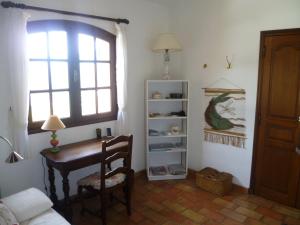 een kamer met een bureau, een stoel en een raam bij Villa Sans Pareil in La Croix-Valmer