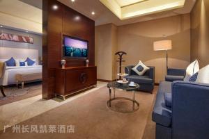Habitación de hotel con cama y TV en Guangzhou ChangFeng Gloria Plaza Hotel, en Zengcheng
