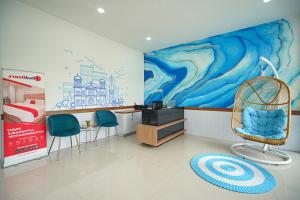 日惹的住宿－RedDoorz Plus @ Terban Residence，一间设有两把椅子的房间和墙上的一幅画