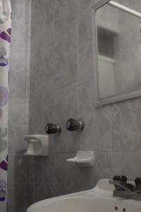 La salle de bains est pourvue d'un lavabo et d'un miroir. dans l'établissement Hotel Winn Comfort, à Tlaxcala de Xicohténcatl