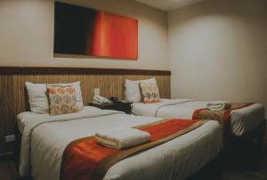 Postel nebo postele na pokoji v ubytování NS Royal Hotel