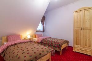 Posteľ alebo postele v izbe v ubytovaní Folk Resort Domki i Apartamenty
