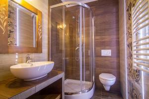 Kúpeľňa v ubytovaní Folk Resort Domki i Apartamenty
