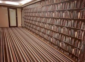 una biblioteca con una pared llena de libros en Sanduo Hotel, en Kaohsiung