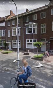 Huize Hoge Fronten في ماستريخت: فتاة صغيرة تركب دراجة حول ضوء الشارع