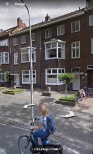 Une jeune fille à vélo autour d'un feu de rue dans l'établissement Huize Hoge Fronten, à Maastricht