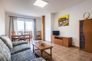 sala de estar con sofá y mesa en Apartamentos Nicaragua, en Benidorm