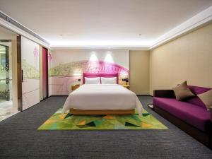 Llit o llits en una habitació de Hampton by Hilton Guangzhou Baiyun Airport North