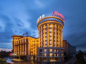 budynek z napisem na górze w obiekcie Hampton by Hilton Guangzhou Baiyun Airport North w mieście Huadu