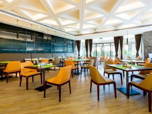 广州白云机场北希尔顿欢朋酒店餐厅或其他用餐的地方