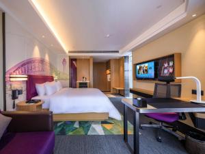 TV a/nebo společenská místnost v ubytování Hampton by Hilton Guangzhou Baiyun Airport North