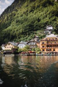 a large body of water with houses and trees at Gasthof Simony Hallstatt B&B in Hallstatt