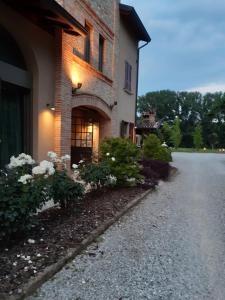 um edifício com flores em frente a um edifício em La Rondanina em Castelnuovo Fogliani