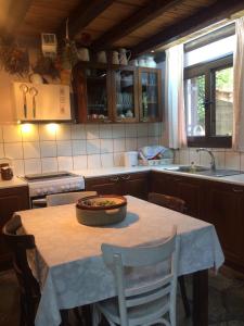 a kitchen with a table with a bowl on it at ΕΞΟΧΙΚΗ ΚΑΤΟΙΚΙΑ ΕΥΑΓΓΕΛΙΑ in Pavliani +12 photos