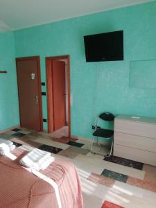 Televisyen dan/atau pusat hiburan di Albergo Drena