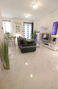 Telewizja i/lub zestaw kina domowego w obiekcie Apartments Medulin - Orijeta