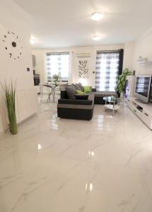 Telewizja i/lub zestaw kina domowego w obiekcie Apartments Medulin - Orijeta