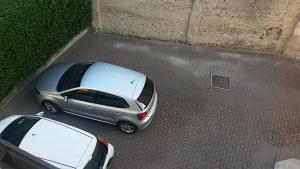 an overhead view of two cars parked in a parking lot at Appartamento Balconcino su Lazise in Lazise