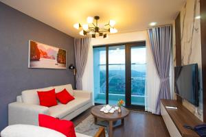 Khu vực ghế ngồi tại Ramada Hotel & Suites by Wyndham Halong Bay View